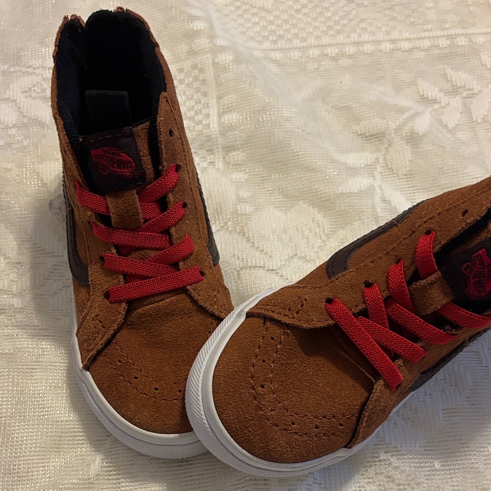 Brand New NWT Vans Kids Brown Sneakers with Red Laces 9 1/2 in Kids Size